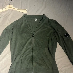 Cp company tröja - Använd kanske 5ggr pga att den för stör  Nypris 3400 Storlek M  Vill bara bli av med den  Har kvitto 