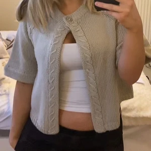 Trekvartsärmad kofta - Så söt beige stickad kofta ifrån Zara. Väldigt gammal men i bra skick inte alls nopprig🥰Storlek L skulle säga en kids storlek L så passar S-M❤️direktpris 500