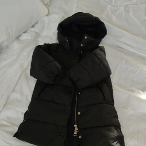 Jacka - Svart jacka, strl 98