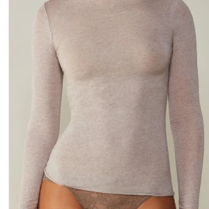 beige intimissimi tröja - beige intimissimi tröja i nyskick! köpte på deras hemsida i sommars och endast använd en gång!