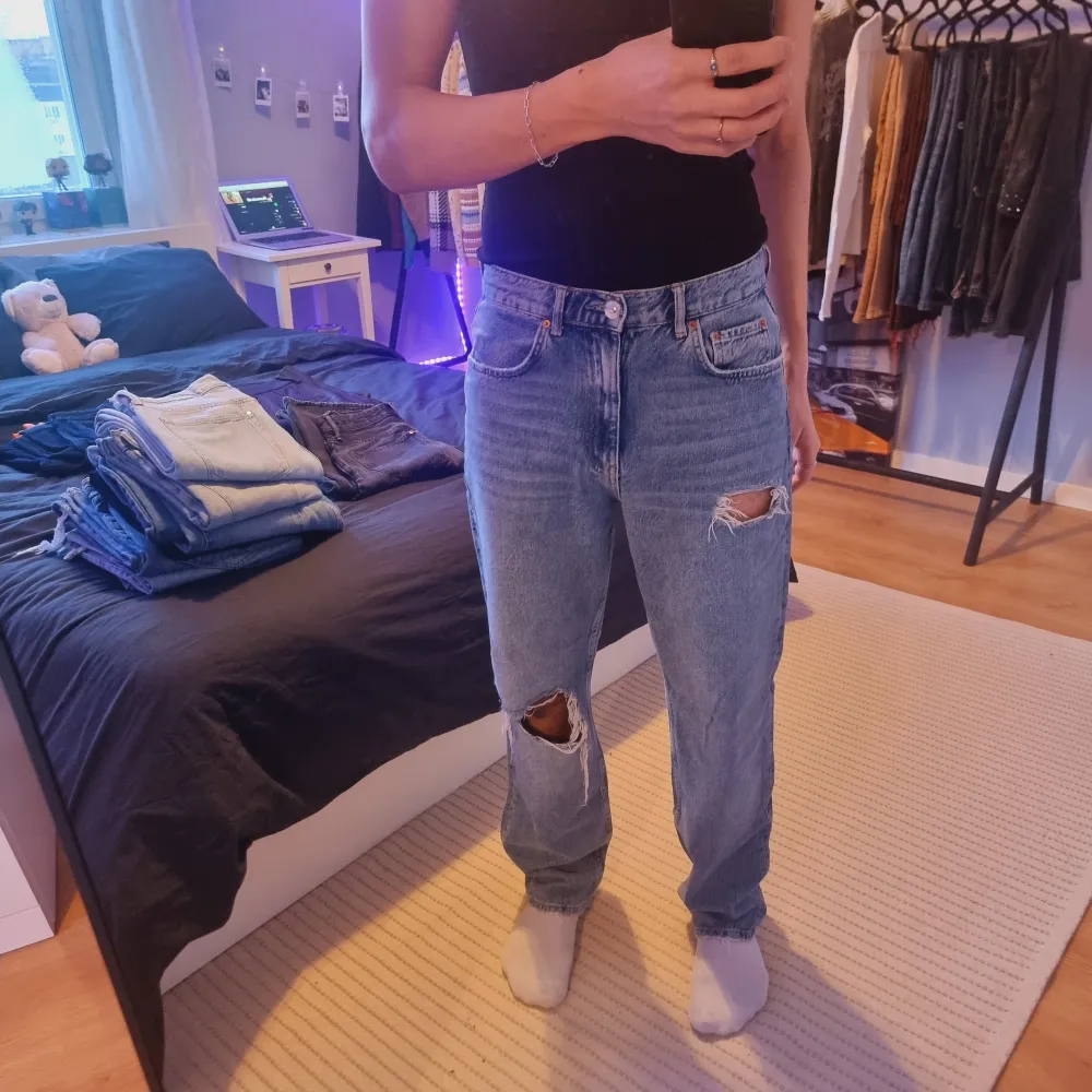 High waist denim jeans från ginatricot i storlek 38 med öppna hål på framsidan . Jeans & Byxor.