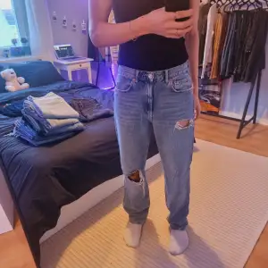 High waist denim jeans från ginatricot i storlek 38 med öppna hål på framsidan 