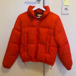 Röd puffer jacka från Gina tricot säljes pga att den inte kommer till användning. Storlek 158/164. Inga defekter/ fläckar. Ordinarie pris: 500 kr kom privat för frågor/ fler bilder🥰