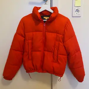 Röd puffer jacka från Gina tricot säljes pga att den inte kommer till användning. Storlek 158/164. Inga defekter/ fläckar. Ordinarie pris: 500 kr kom privat för frågor/ fler bilder🥰