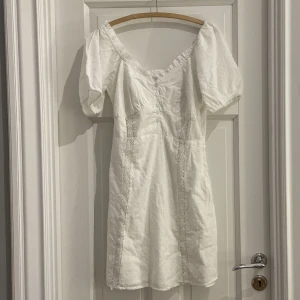 Vit klänning  - Superfin klänning, perfekt till studenten eller skolavslutning eller bara till sommaren❤️ aldrig använd med prislapp kvar🫶🏼❣️