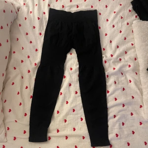 Träningstights - Tajtare vid låren och en scrunch ibak. Använda 2 ggr. Frakt tillkommer!