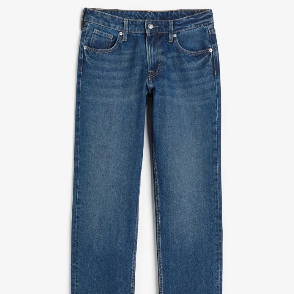 Straight jeans från hm i storlek 36. Passar perfekt i längd på mig som är 167 cm. Sparsamt använda!!🫶🏼 . Jeans & Byxor.