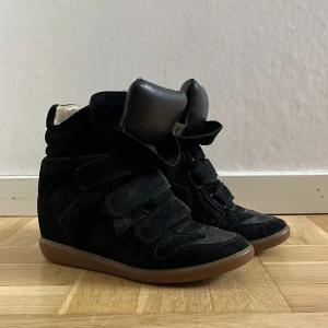 Isabel Marant Skor - Säljer nu dessa fina Isabel marantsen då de inte kommer till användning. Köpta här på Plick men är i fint skick och väl omhändertagna! Storlek 40 men passar mig som har 39!💞 