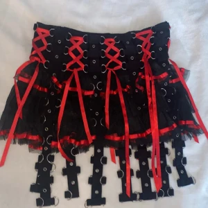 Hell bunny kjol - Den röda chai kjolen från hell bunny i storlek m. Aldrig använd då den tyvärr är för stor på mig. 