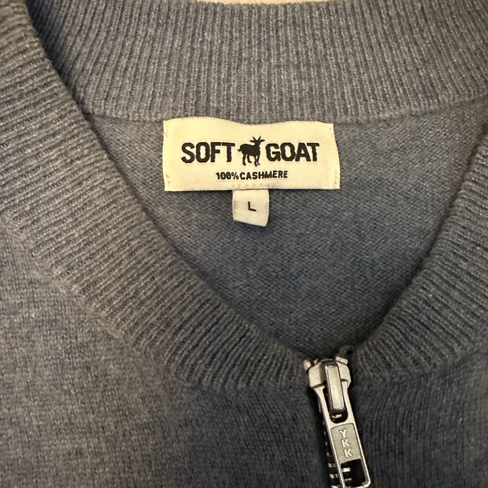 Säljer en soft goat full zip tröja 100% cashmere i grå/blå (herr). Den har inga defekter. Strl L men passar M och ksk S. (Han på bilden brukar ha S-M). Tröjor & Koftor.