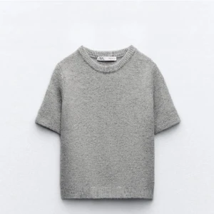 Zara tröja - En jätte fin grå stickad zara tröja som jag jätte skön och bekväm. Endast använd 2 gnr ❤️ bara att höra av sig för fler bilder