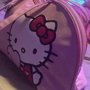 Stor hello Kitty väska  - Väskan är i väldigt bra skick nästan aldrig använd. Inga märken på den. Drag kedjan funkar som den ska. Lika stor som en kudde om man kan säga så.