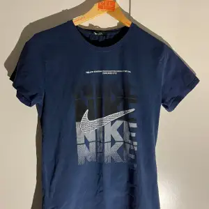 Jag säljer en Nike T-shirt strl L. Den har täcken på användning då trycket blivit lite svagare i tvätten men de är inget allvarligt. 
