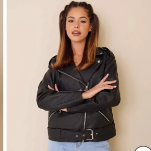 Bikerjacka Missguided - Storlek 38. Knappt använd. Lagom oversized. Från Missguided. 