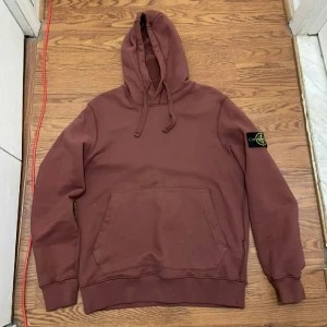 Stone island hoodie - Haft drygt 1-2 år, men användt väldigt sällan. Ny pris ca 4000kr