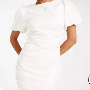 Vit klänning från Nelly - Vit klänning från Nelly.com, perfekt till student eller andra fina sommardagar🫶🏼 köpte min till studenten men köpte en ny i sista sekund så klänningen är oanvänd. Är slutsåld på nellys hemsida