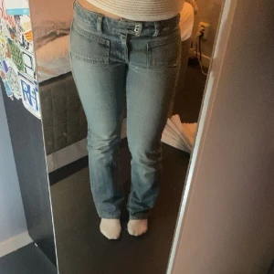 Disel jeans - Säljer ett par lågmidjade diseljeans. Jeansen är köpte secondhand men är i bra skick. Ganska korta i längden så passa någon som är under 170. På sista bilden kan du se tydligare vilken färg de är på jeansen💕