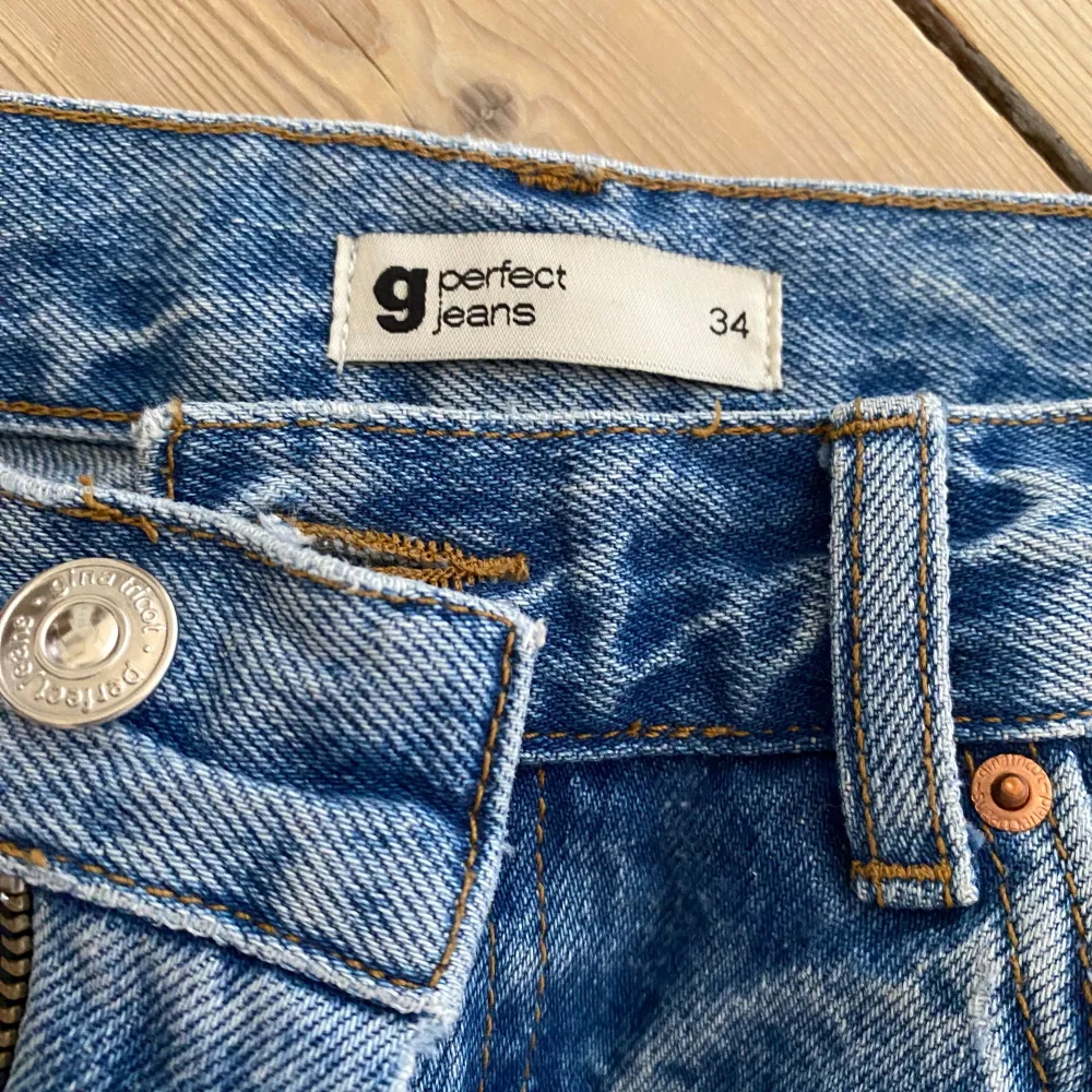 Säljer dessa snygga lågmidjade jeans från Gina Tricot!   I bra skick 👍 Säljer pga att de är lite för små Midjemått rakt över = 41 cm  Innerbenslängden = 79 cm. Jeans & Byxor.