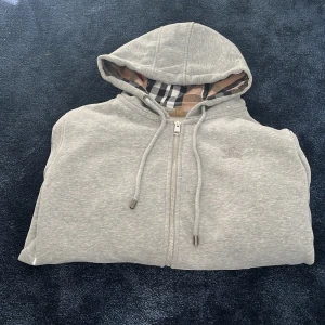 Burrberry hoodie - En jättefin burrberry hoodie i storlek M. Knappt använd då jag varit rädd att förstöra den. Bild på kvitto finns. Var inte rädd att fråga om du vill veta mer.