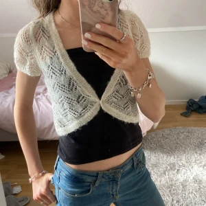 Vit kofta - Stickad Kofta/topp, vet inte vart den är ifrån(lappen är bort klippt) storlek är även osäkert men gissar på XS eller S, bra skick, Använd ett fåtal gånger💘