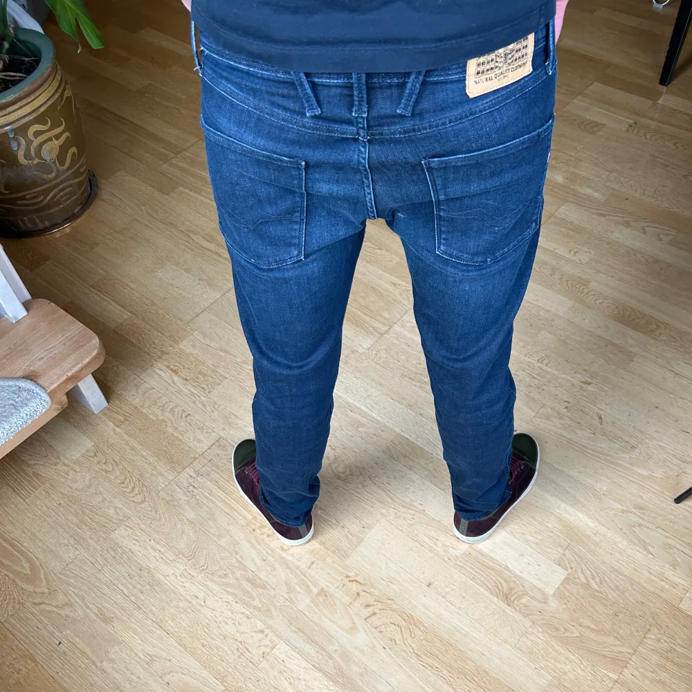 Ett par feta replay jeans som är i nyskick.   Modellen är 185cm och väger 72kg.  Hör av er vid fler frågor!. Jeans & Byxor.