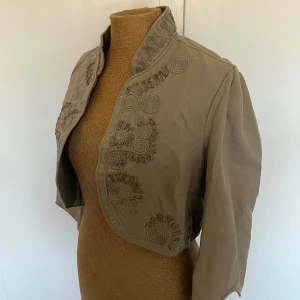 Croppad jacka - Sjukt snygg jacka med vackra detaljer runt kanterna💞