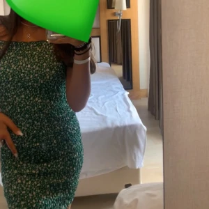 Sommrig klänning 💚 - Väldigt fin somrig grön blommig klänning 💚 i väldigt fint skick , använd endast en gång💚