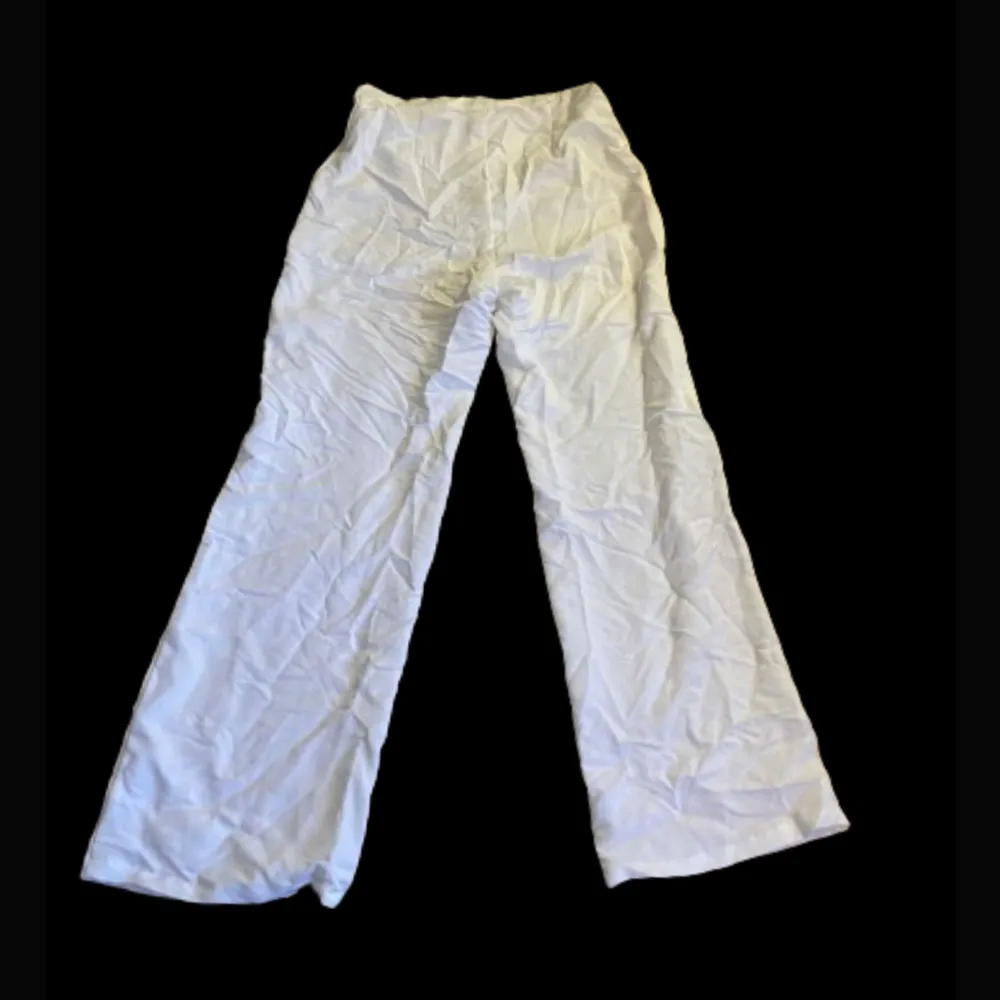 vita byxor från H&M! väldigt tunnt material. strl. 38. några små fläckar, märks knappt. Jeans & Byxor.