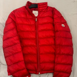 Moncler jacka - Moncler jacka storlek 4, säljes pga att jag inte använder den längre.