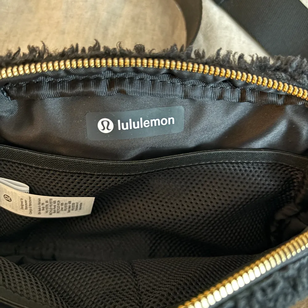 Väska i teddymaterial från Lululemon. Aldrig använd men prislappen är borttagen.. Väskor.