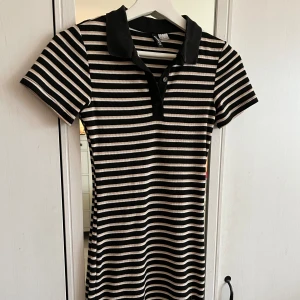 Randig skjortklänning - Randig klänning med polokrage, från H&M i strl XS!💓  (Lite nopprig på vissa ställen - se bild)