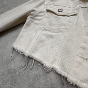 Vit kort jeans jacka🤍 - Jätte fin kort kräm vit jeans jacka passar till alla tillfällen, använd endast en gång 🤍 i bra skick, skriv privat för frågor 🤍