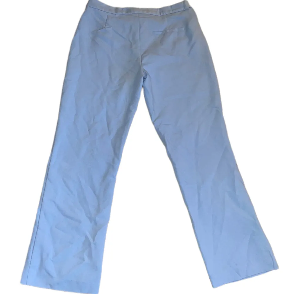 ljusblåa kostymbyxor från bikbok! fint skick! storlek 42. Jeans & Byxor.