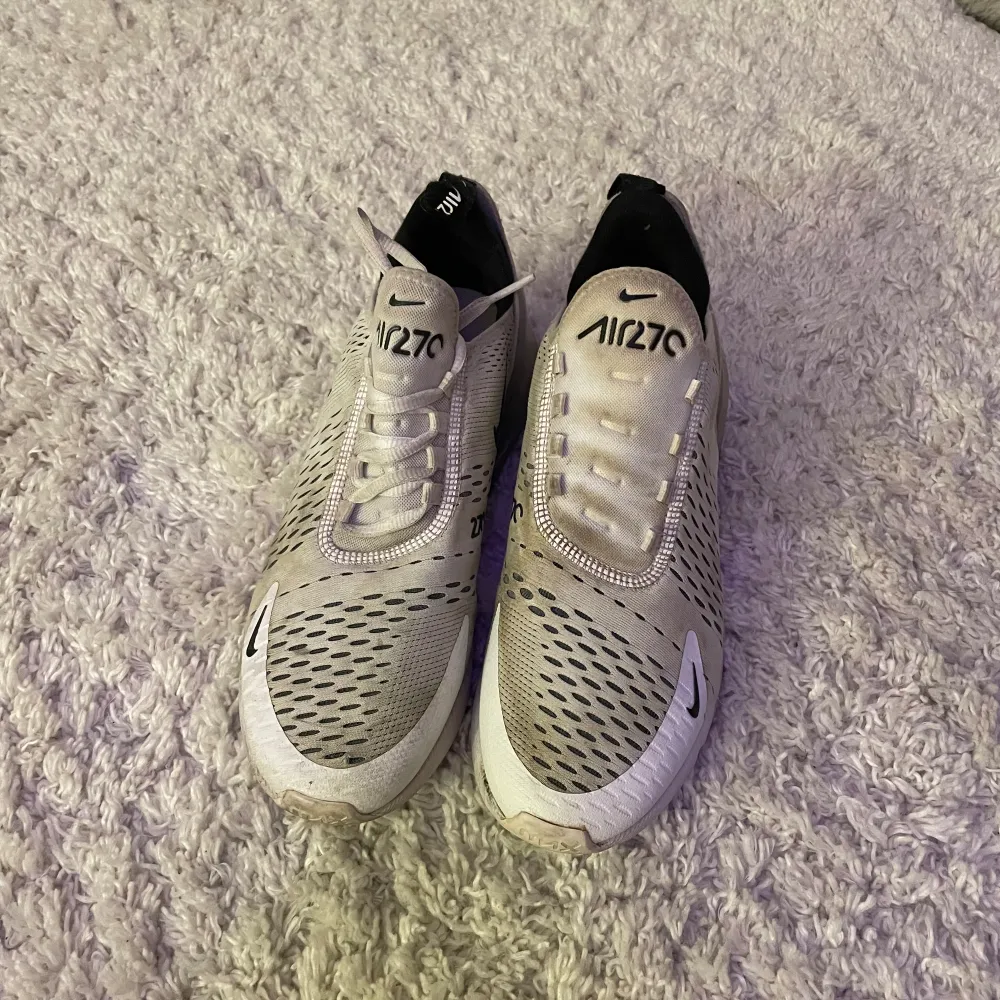 Vita Nike air Max men väldigt skitiga så kan tvättas innan köp storlek 41. Skor.