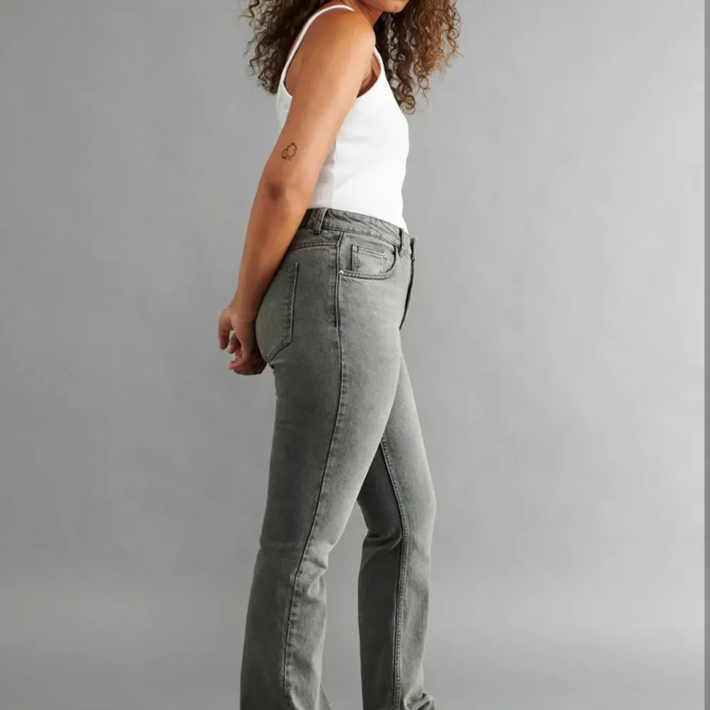 Skitsnygga gråa full lengh flare jeans från gina! Mycket gott skick och mid waist💕. Jeans & Byxor.