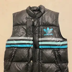 Tja, säljer denna Adidas puffer väst då den inte kommer till användning. Västen är i gott bruksskick, finns en deffekt som man kan se på adidas strecken på bild 3. Säljer billigt pga att jag vill bli av med den. Västen är helt perfekt att ha just nu!