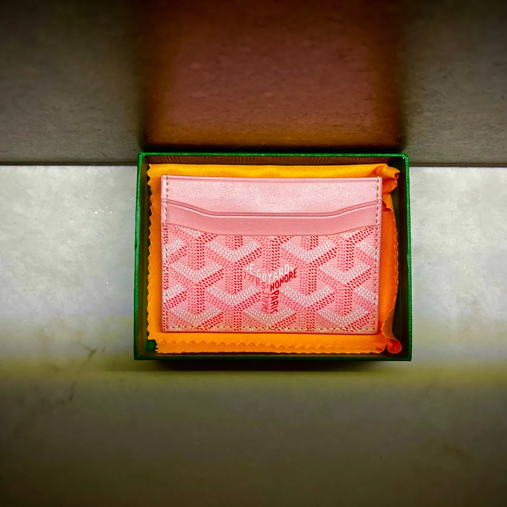 Hej just nu säljer jag denna skitsnygga inspirerade goyard plånboken. Färgen är rosa och den har mycket utrymme för både kort och kontanter. Tveka inte på att ställa några frågor eller att be om fler bilder och checka min profil för andra saker.. Accessoarer.