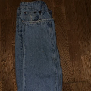 Low waist jeans - Kan inte visa på då dem är för små, hål vid knäna🩷