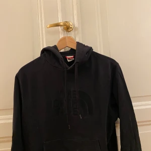 Hoodie - Hoodie från the north face👍 Säljes då den inte passar längre😁