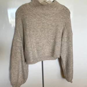 Grå / ljusgrå / beige stickad tröja  - Storlek one Size, passar bäst som S/M enligt mig.  Fint skick, lite luddig på vissa ställen.