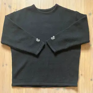 Ny och oanvänd stickad tröja från ett japanskt märke som heter Skip Maisels, storlek XL. Måttet på bilden är ungefärlig 