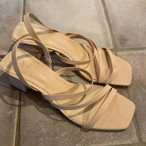Beige klackskor  - Snygga beigea klackskor! Passar till det nästa och sköna att gå i för att vara klackskor, de har en stabil häl och smörerna är elastiska vid fotleden. Skriv om funderingar❤️ Köpare står för frakt🤝