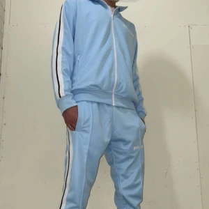 Palm angels baby blue tracksuit  - Hej! Jag säljer min äkta Palm angels tracksuit Hela tracksuiten är Storlek L men sitter som M och byxorna sitter som S-M , Skicket är 9/10 då jag använt den 5 gånger. Priset är inte spikat i sten