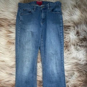  Utsvängda blåa jeans - Storlek 38