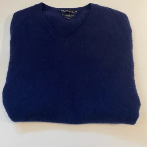 Kashmir tröja - Tja, säljer en annan 100% kashmir tröja i storlek S. Originalpris 1899kr. Skick väldigt bra 10/10. Hör av dig av frågor om tröjan! 