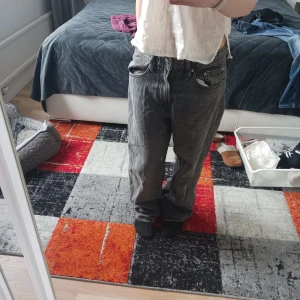 Baggy jeans - coola baggy jeans från gina, för stora för mig så säljer. Inga defekter använda en gång. köpta för 500kr.
