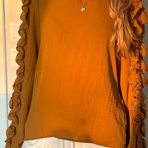 Blus  - Kopparfärgad blus med volangärmar från Veromoda. Är i bra skick. Storlek xs. Säljs för 140 + frakt