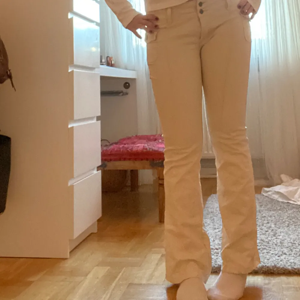 Vita lågmidjade jeans. Använda bara en gång så är i gott skick. Jeans & Byxor.