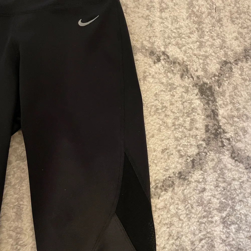 Tränings leggings från Nike som är använda rätt så mycket men är i perfekt skick 💓hör av dig om du vill se fler bilder eller är intresserad . Sport & träning.