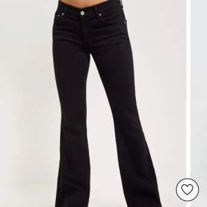 Säljer desss svarta bootcut jeans från Gina 💞använda ca 3 gngr, Passar mig som kan ha både 34 & 36. Jag är 165 cm. 